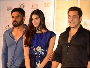 Salman accompanies Suniel Shetty and his daughter