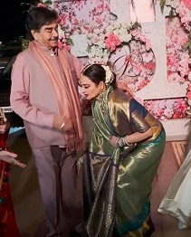 Rekha touches feet of Shatrughan Sinha