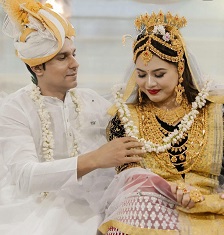 Randeep Hooda puts a garland on wife Lin