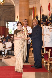 Kangana Ranaut taking award