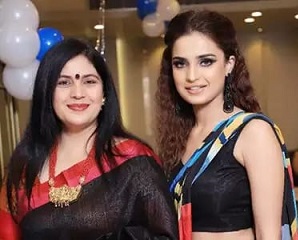 Aarushi Sharma with mom