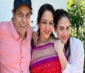 Esha Deol with parents