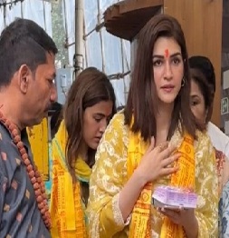 Kriti Sanon visits Sidhi vinayak