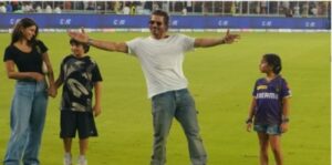 Shah Rukh Khan in his iconic pose at stadium 