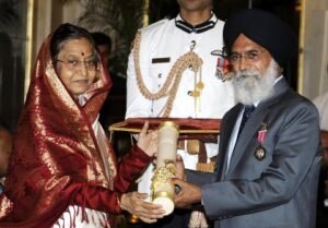 Surjit Patar receiving Padma Shri