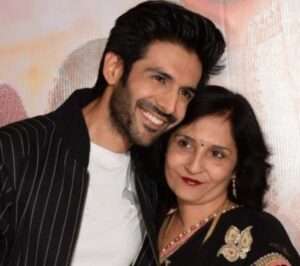 Kartik Aaryan with mom